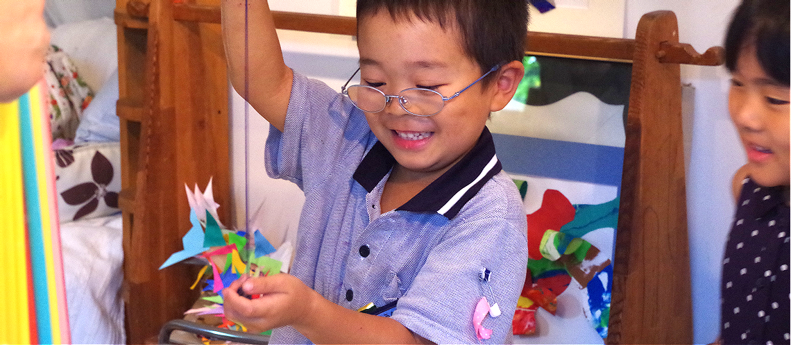 絵画造形教室アトリエ木のね　魚つりの造形を作って遊んでいる男の子