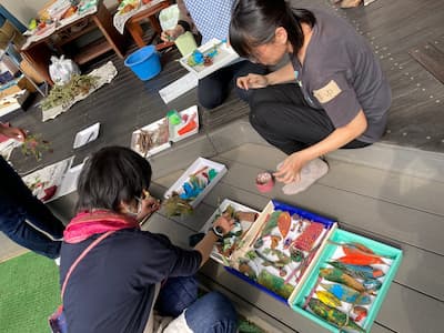 Art専門で訪問する保育園では、絵の具のヒミツ、筆を使わない描き方など年少〜年長そして職員研修まで。